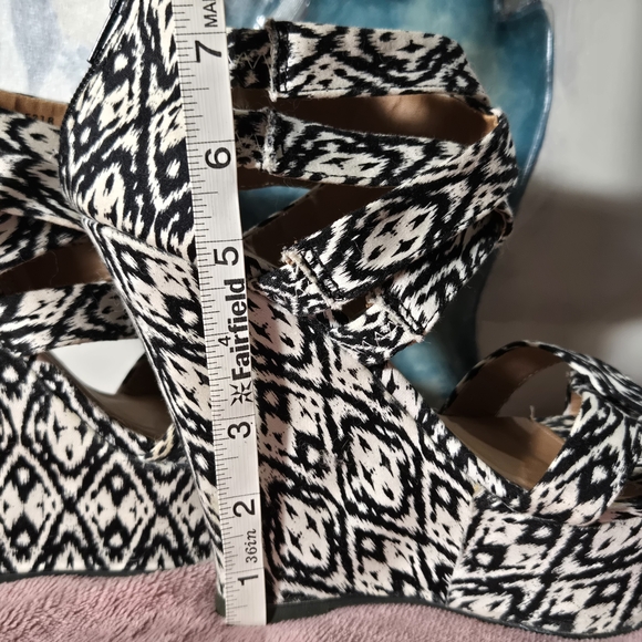 Stylish Black and White Wedge Sandals - Picture 8 of 11